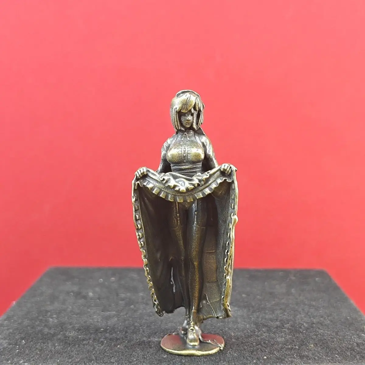 

Латунная мини-статуэтка женщины