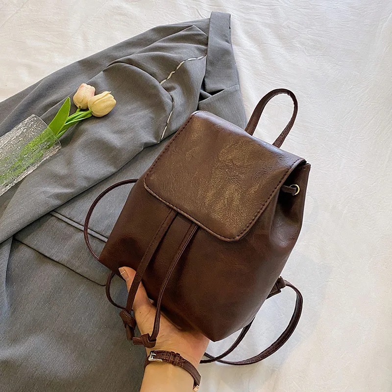 حقائب ظهر صغيرة كاجوال للنساء حقيبة مدرسية كلاسيكية بمقبض علوي من جلد البولي يوريثان بلون سادة حقيبة ظهر كاجوال بسيطة للسفر