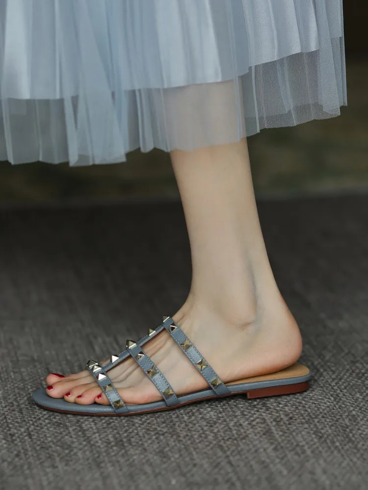 

2025 Rivet Flat Bot Sandals Women's Outdoor Wear Lazy Slippers Genuine Leather Versatile Thin Strap Exposure Toe Women's S...
