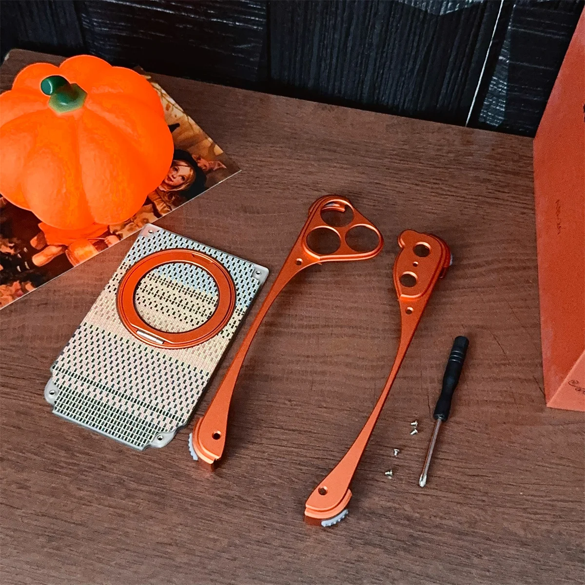 حافظة هاتف بخيط ذهبي من الألومنيوم المعدني لهاتف آيفون 17 برو 17 برو ماكس غطاء حماية مغناطيسي مقاوم للصدمات والسقوط #6