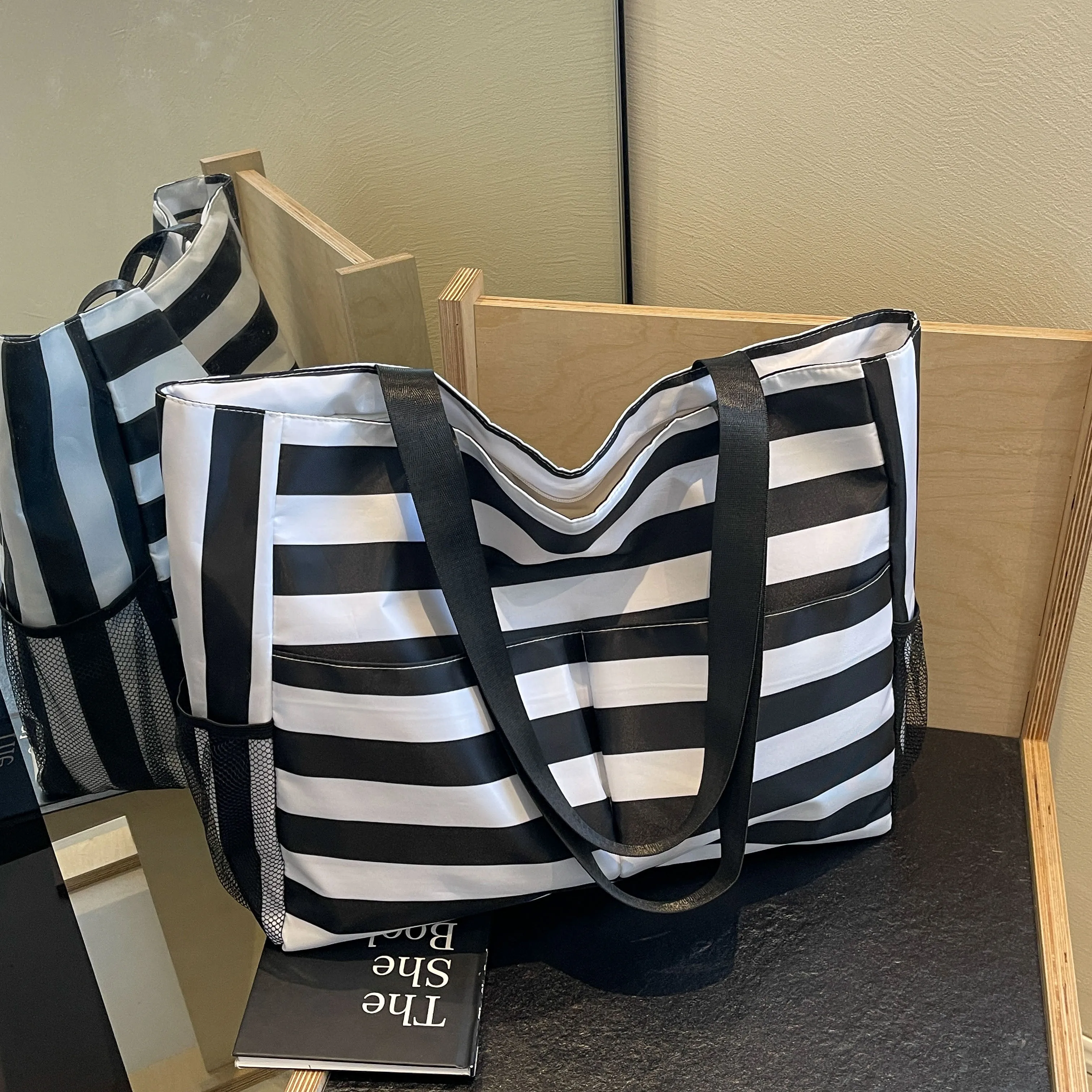 A Large Tote Bag with Multiple Pockets, Striped Shape, Suitable for Beach Vacations, Shopping Trips, Travel, Commuting.