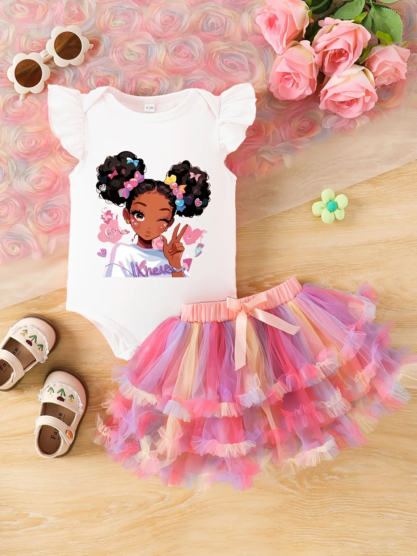 

Комплект одежды из двух предметов для новорожденной девочки с мультяшной куклой: белое боди с рюшами + радужная юбка-пачка (0–18 месяцев) — милая праздничная/повседневная одежда