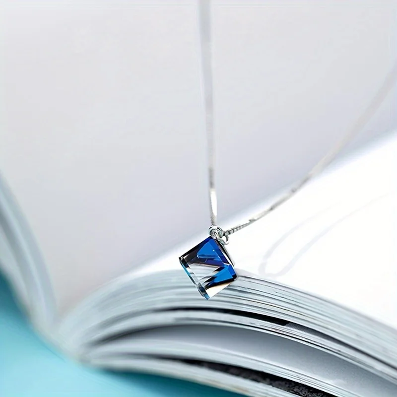 One new simple and stylish artificial crystal blue aurora sugar cube color-changing pendant choker necklace, super sparkly neckl