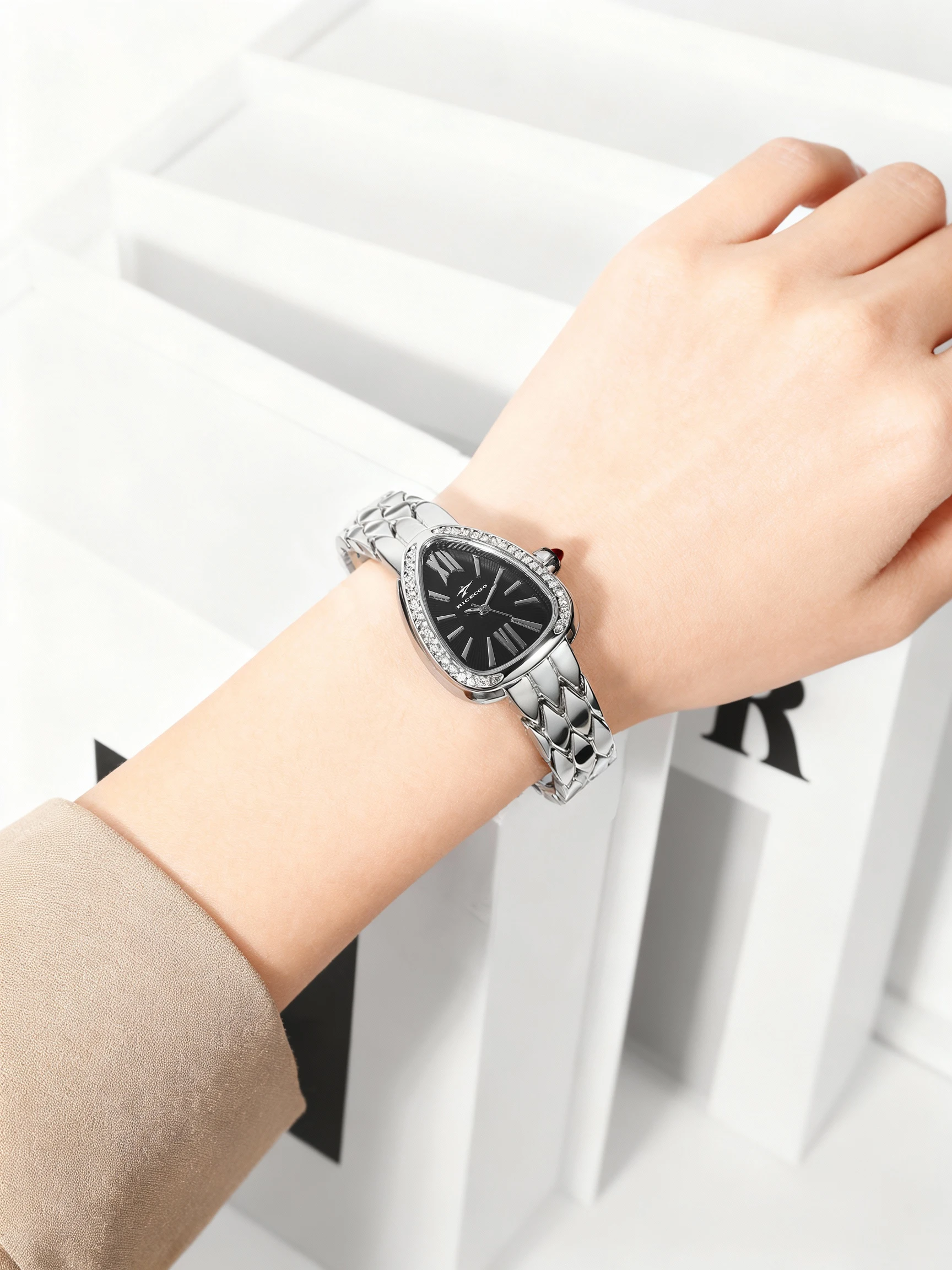 

French retro ladies' watch, snake shaped quartz watch, fashionable and elegant, suitable for daily wear and party wear