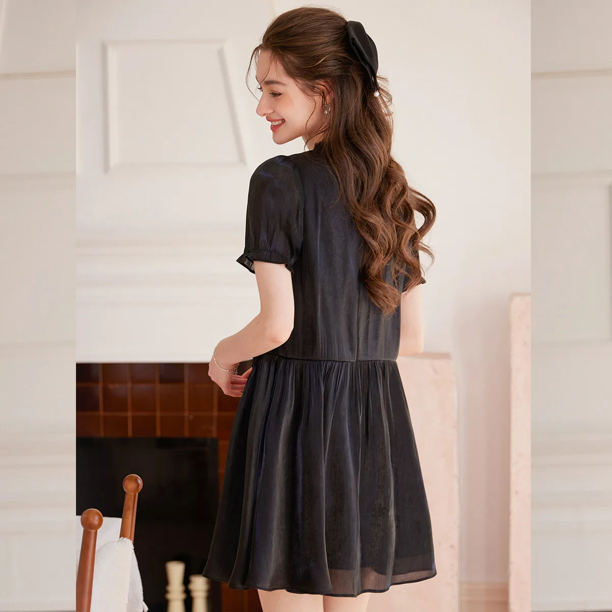 LOUIS YAO 2025 ฤดูร้อนแฟชั่นหัตถกรรมผ้ากระโปรงผู้หญิงสีดําขอบหูรอบคอ Splicing กระโปรงแขนสั้นชุด