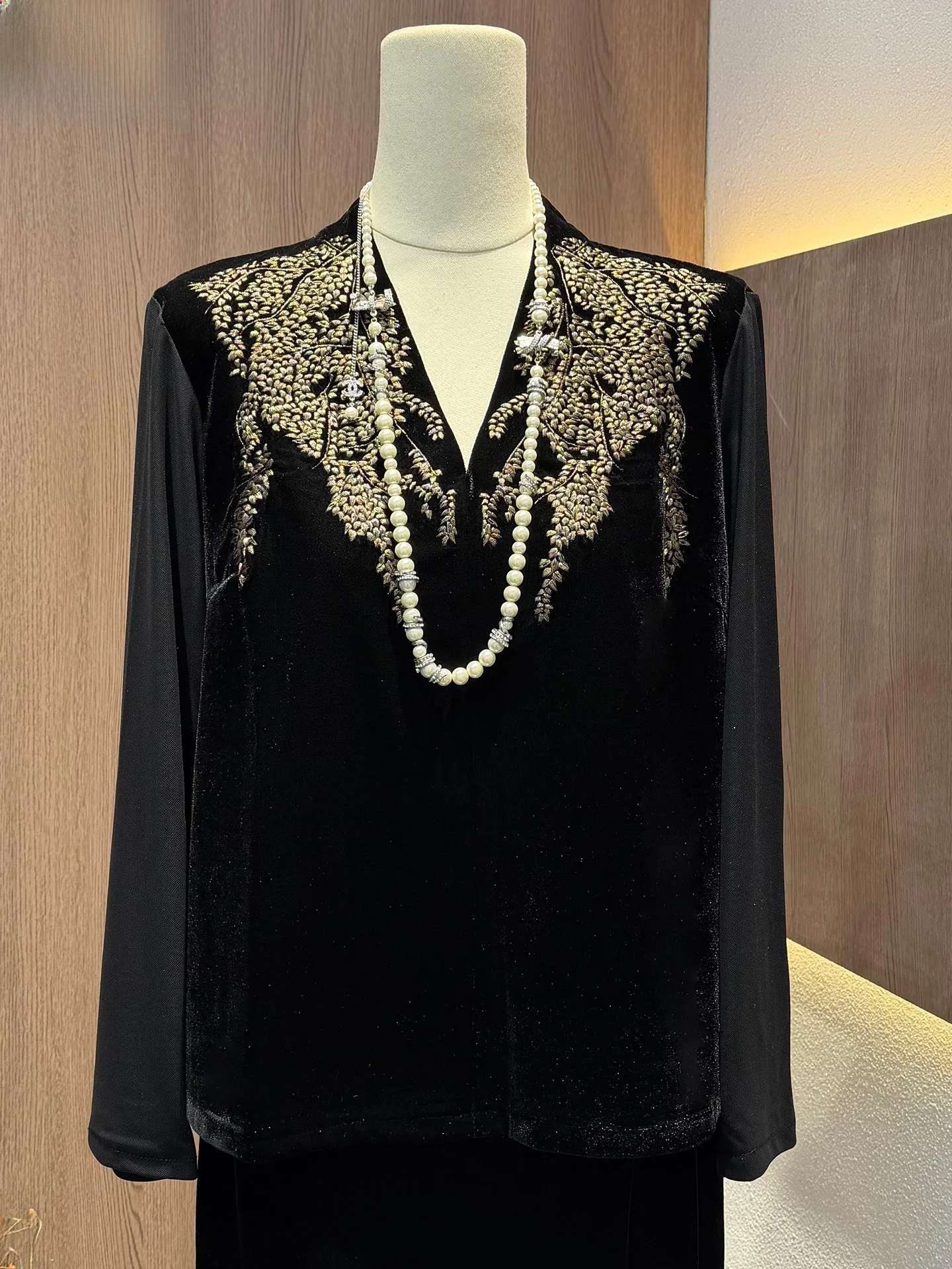 

Spring Early Slimming Mommy Base irt Embroidered Heavy Work Fitted Top Elastic New 2026 Long Velvet Sve Regular Length