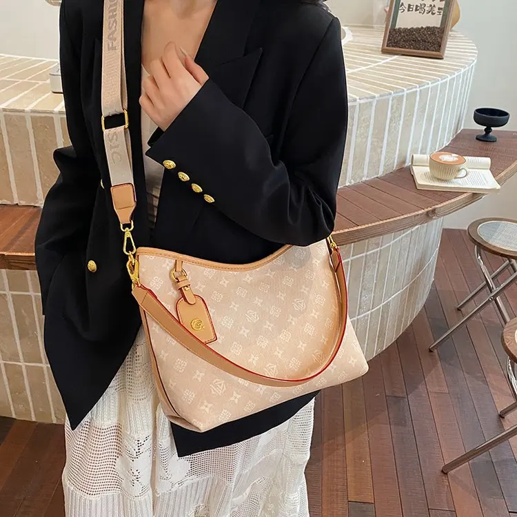 

Сумка для подгузников с отдельным карманом и специальным отделением для мокрых и грязных вещей, чтобы сохранить чистоту и свежесть вещей.