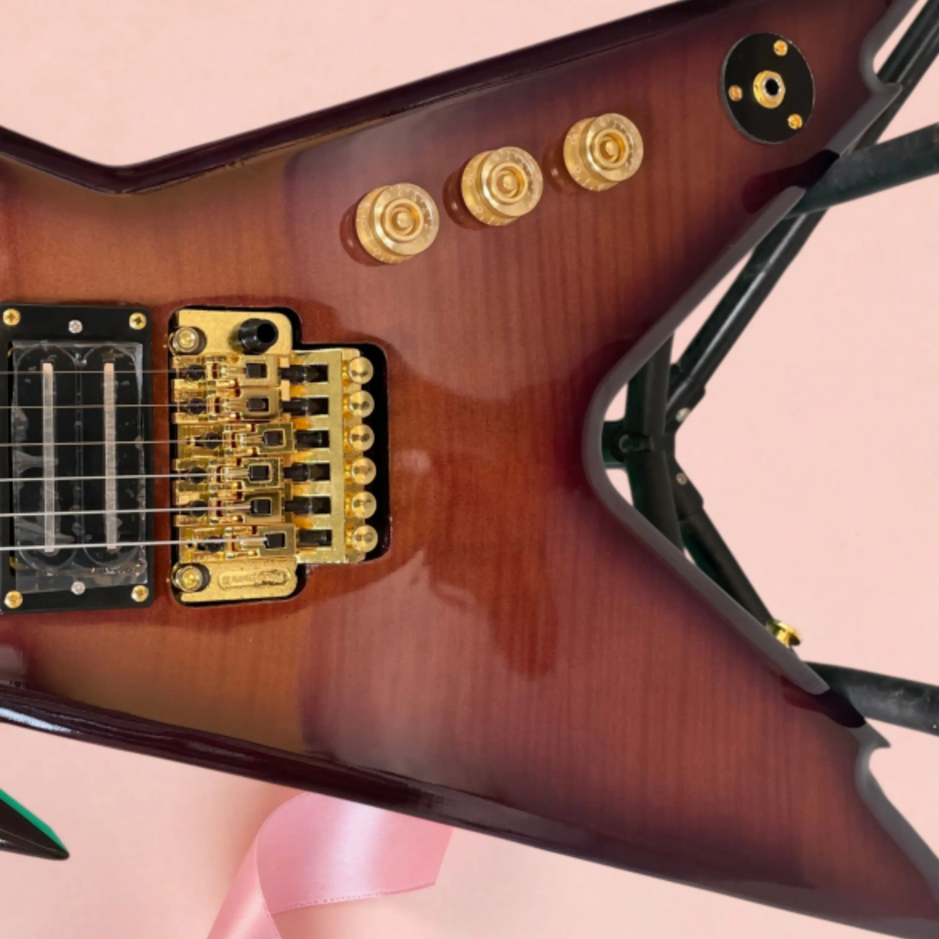 Brown Gradient Grain Gloss Electric Guitar, Pointed Body Design Guitars, Gold Hardware for Heavy & Hard Rock Players Guitarra