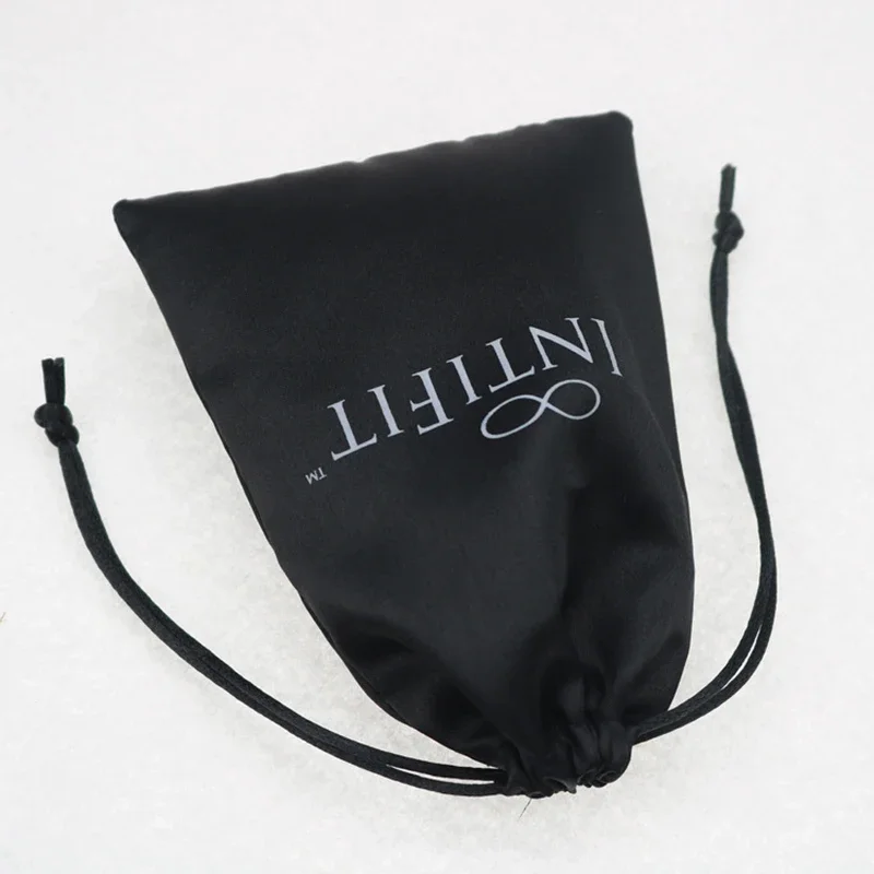 شعار مخصص حقيبة التعبئة والتغليف الساتان الأسود للمجوهرات / ماكياج / الزفاف / حزب عذراء الشعر الشريط الرباط حقيبة كيس الغبار