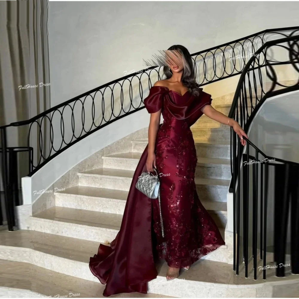 Maßgeschneidertes schulterfreies, plissiertes, sexy Etuikleid, bodenlanges Hochzeits-Partykleid, rückenfreies Ballkleid mit floraler Spitze und Sweep-Court