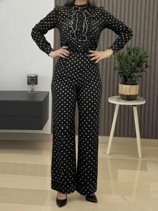 طقم مكون من قطعتين بياقة واقفة وأزرار أمامية مرقعة وسروال مستقيم عالي الخصر مع طقم تنقل بطباعة نقاط بولكا #1