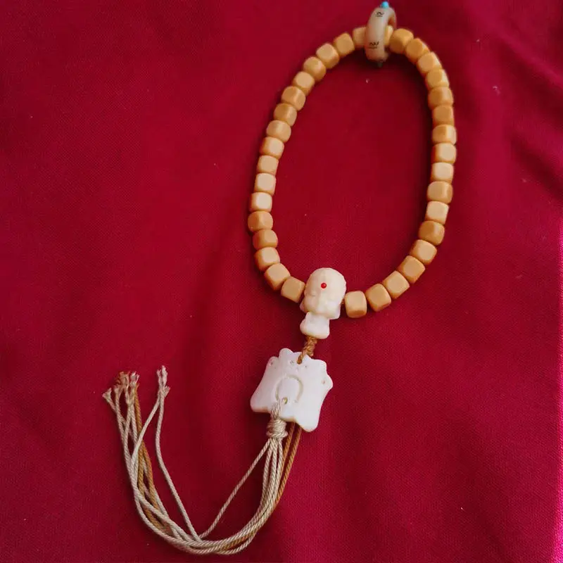 The chicken-yellow beads arranged in a stable 8x8mm pattern used to create a bracelet and are paired with a child-sized t