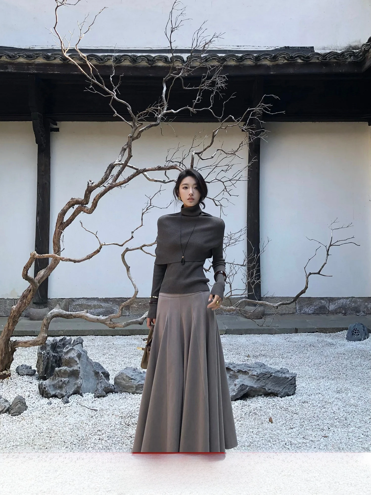 

Комплект из двух предметов: вязаный топ-пончо глубокого верблюжьего цвета с воротником-хомутом и юбка-трапеция свободного кроя, повседневный, модный, женский