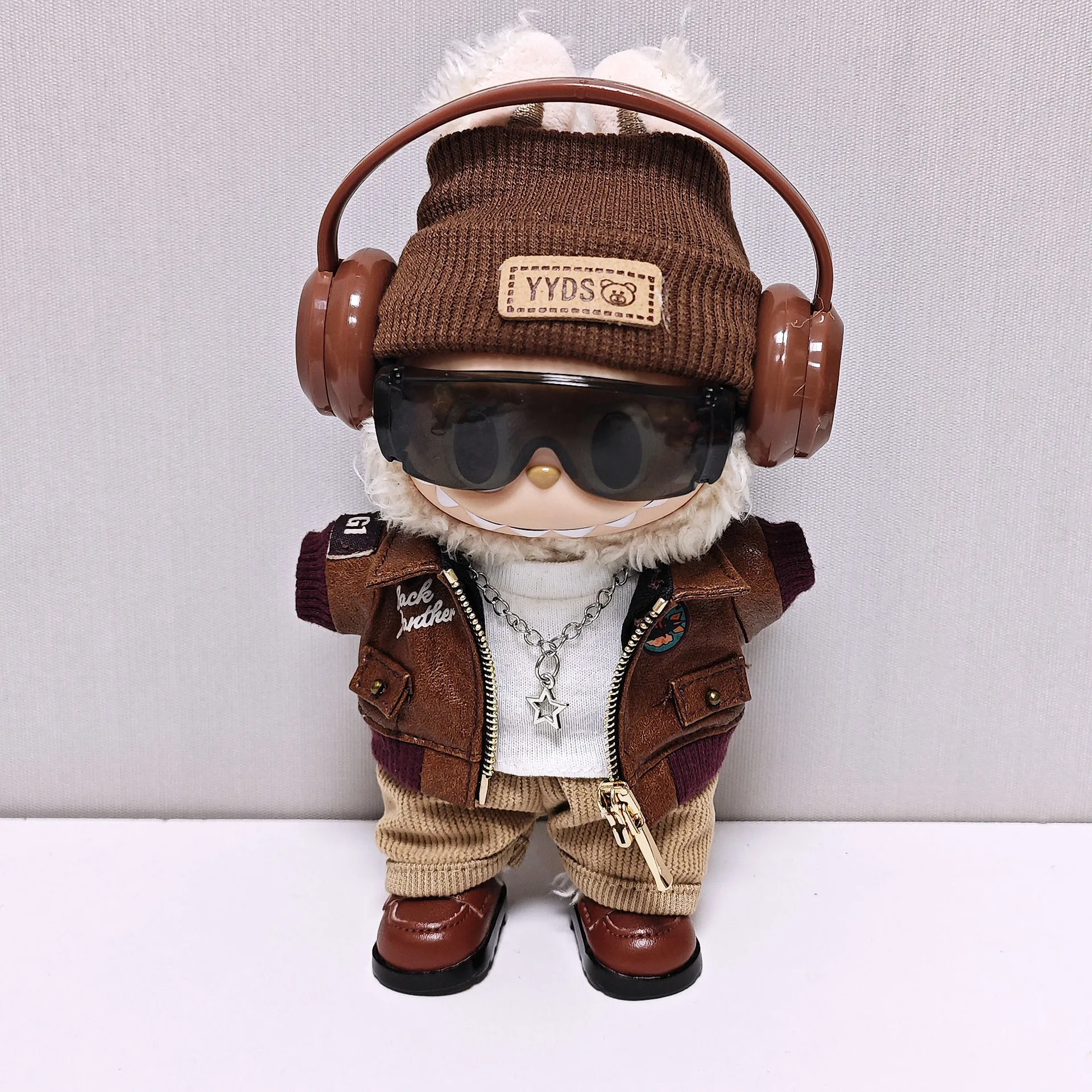 

17cm Labubu Outfit Faux Leather Jacket Hat White Top Pants Brown Shoes Black Goggles Headphones Cool Retro Clothes for Labubu