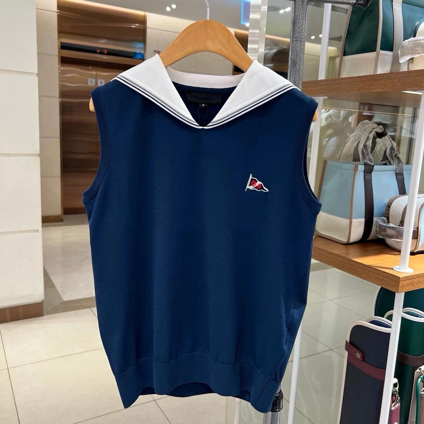 chaleco-de-golf-de-punto-para-mujer-coleccion-primavera-verano-2026-con-letras-de-marca-cuello-deportivo-color-azul-marino