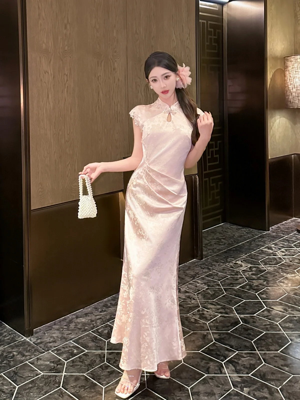 

Ele Floral Print Dr with Waist Cinching And Lace Trimming in Silk by Yuxiao Xiao Chinese Traditional Faion