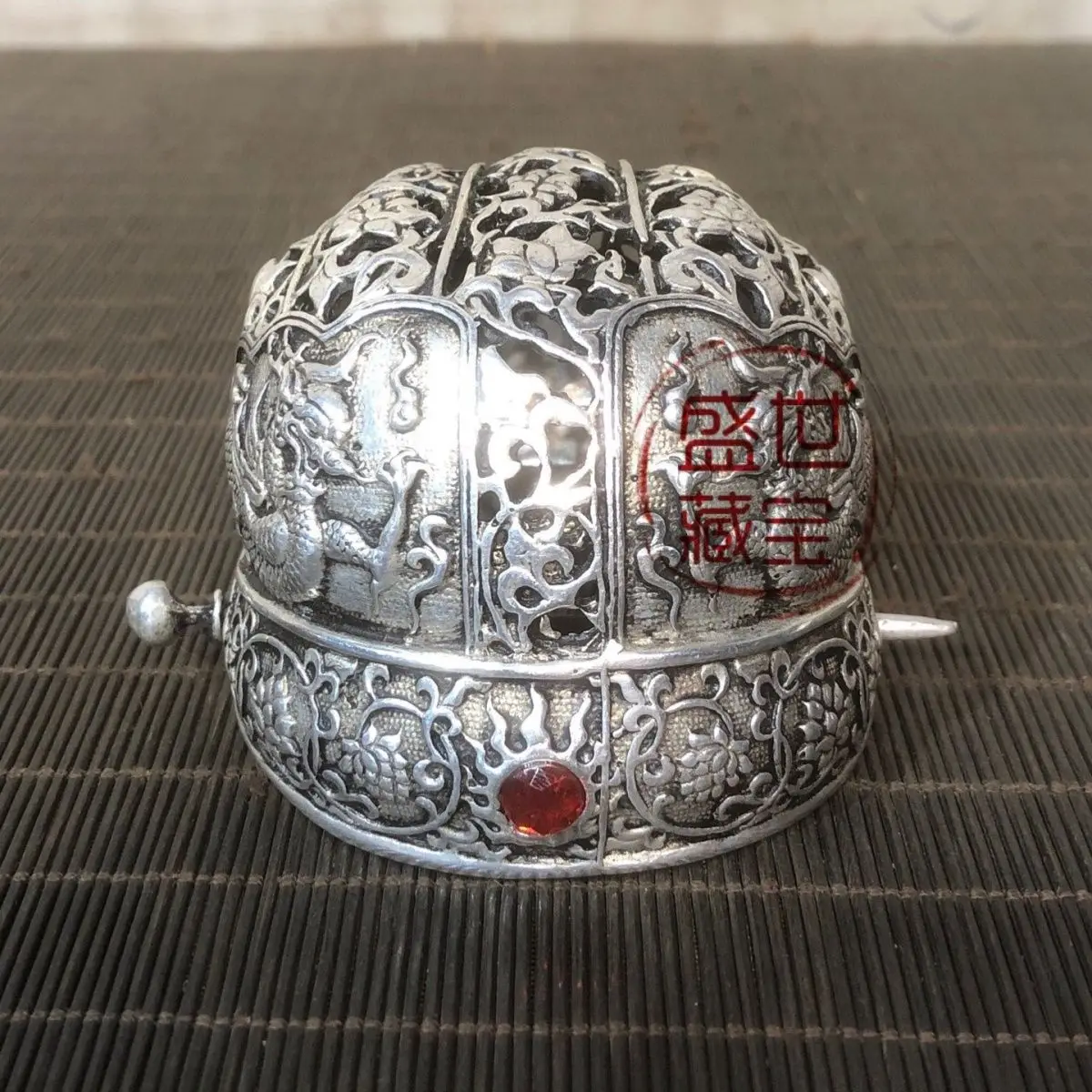Antique carving, Ming Dynasty Xuande Year system, double dragon playing with pearls, wearing a crown and official hat
