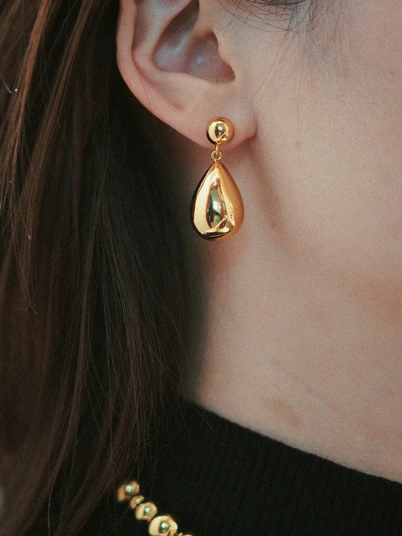 

Big Teardrop Gold Metal Earrings for Women French Retro Simple Water Drop Pendant Earrings Autumn Winter Jewelry 2025 Trend