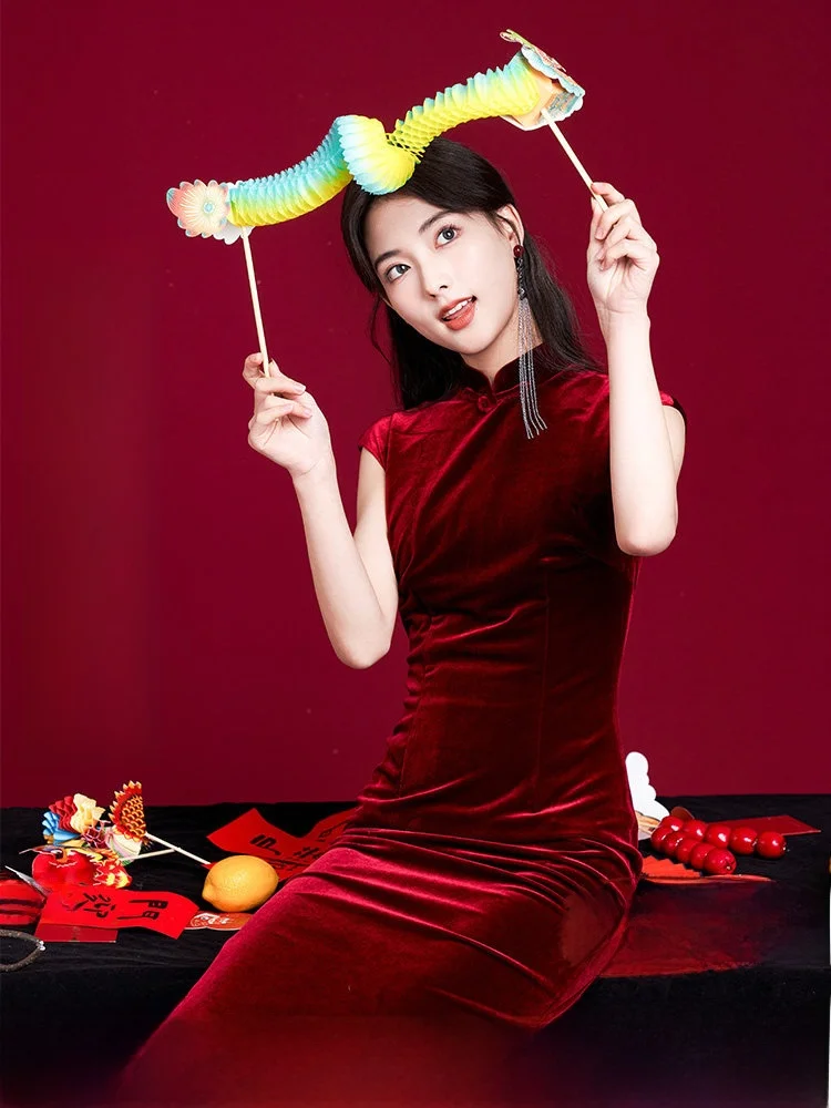 

Вечернее платье-ципао из бархата с цветочным узором в китайском стиле, новая осенняя коллекция от E.Beau Red Face, с низким разрезом, модель Shanghai Low Slit Sv...