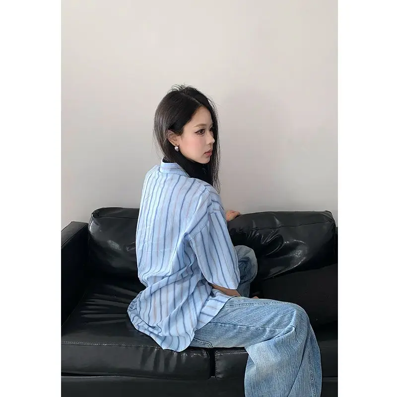 Camicetta estiva da donna a maniche corte con camicia a righe blu