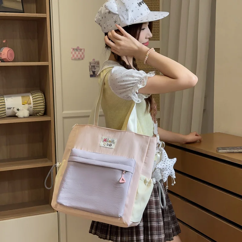 Sweet and gentle, fresh and youthful, this crossbody bag is suitable for girls going shopping or traveling, and for students for