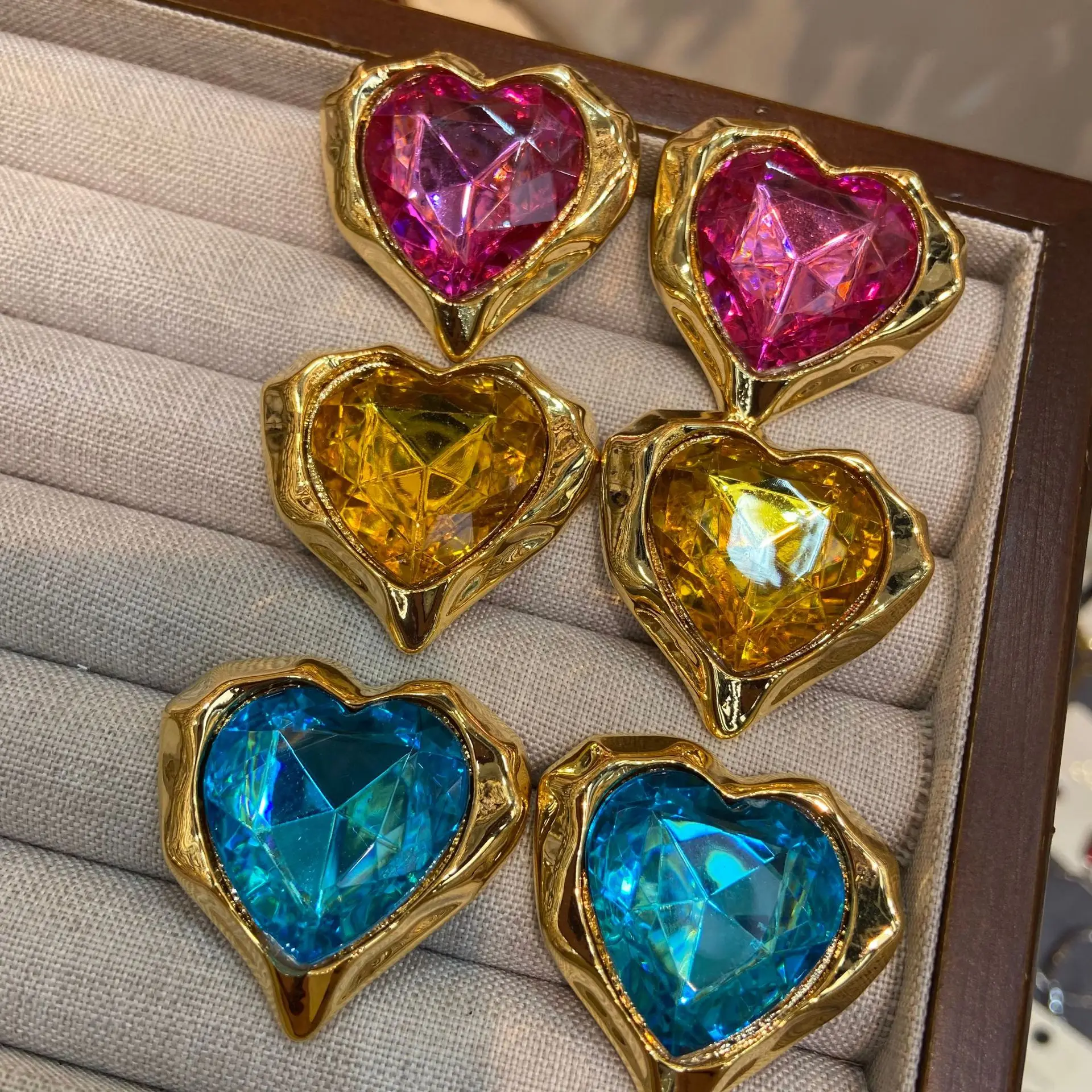 Chunky Textured Gold Frame Heart Earrings Multicolor Large Cut Crystal Heart Ear Studs Y2K Trendy Colorful Statement Accessories
