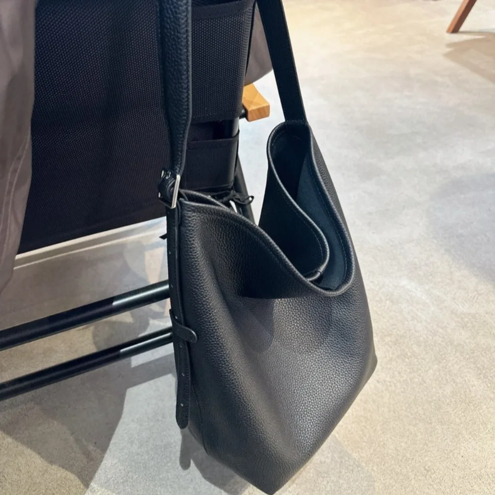 2026 New Bucket Bag Large Capacity Tote Texture Unique Fashion Simple Casual Daily Senior Advanced Delicate Elegant Exquisite