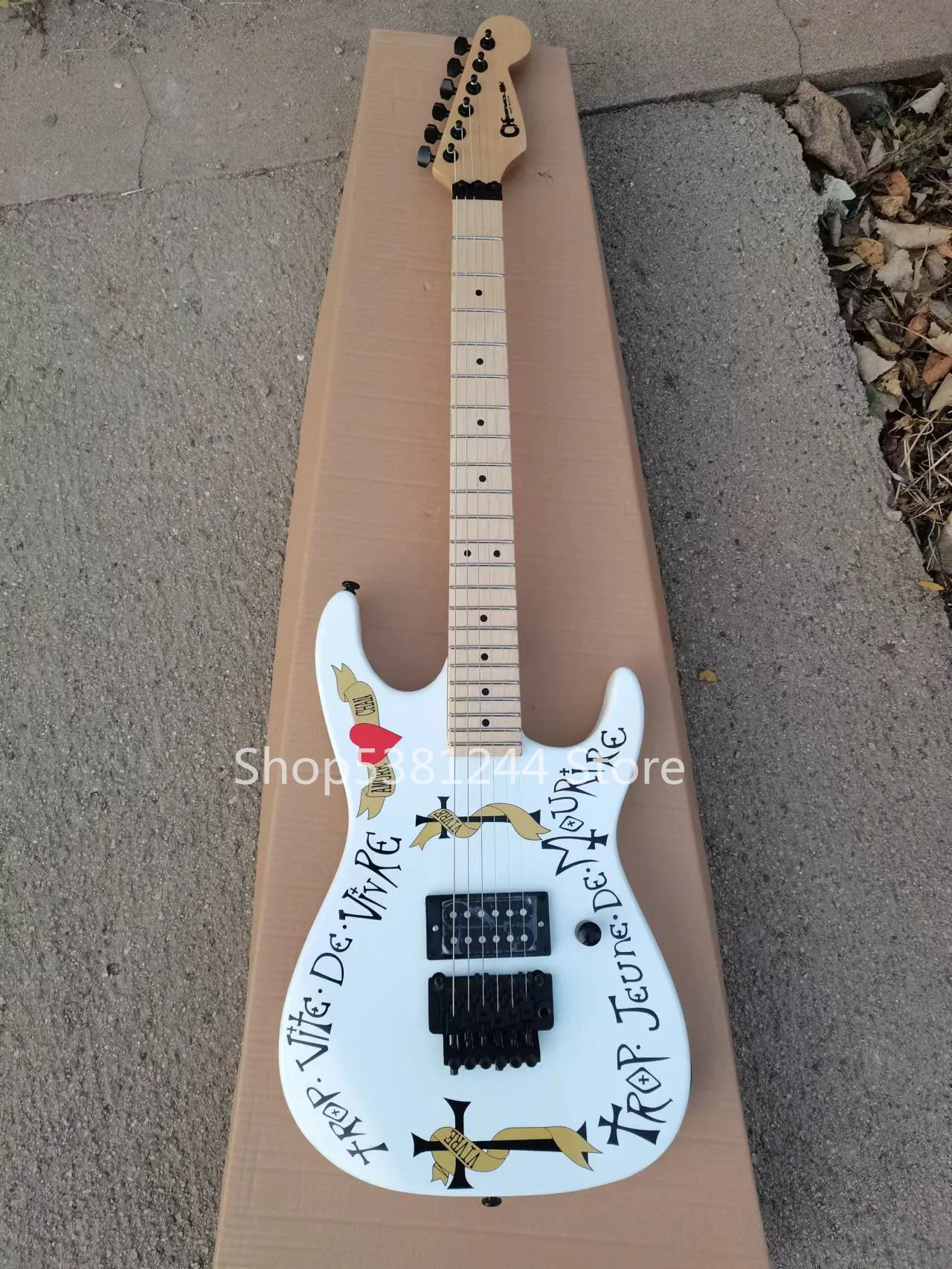 

Free shipping, 6-string electric guitar, maple fingerboard, vibrato system,