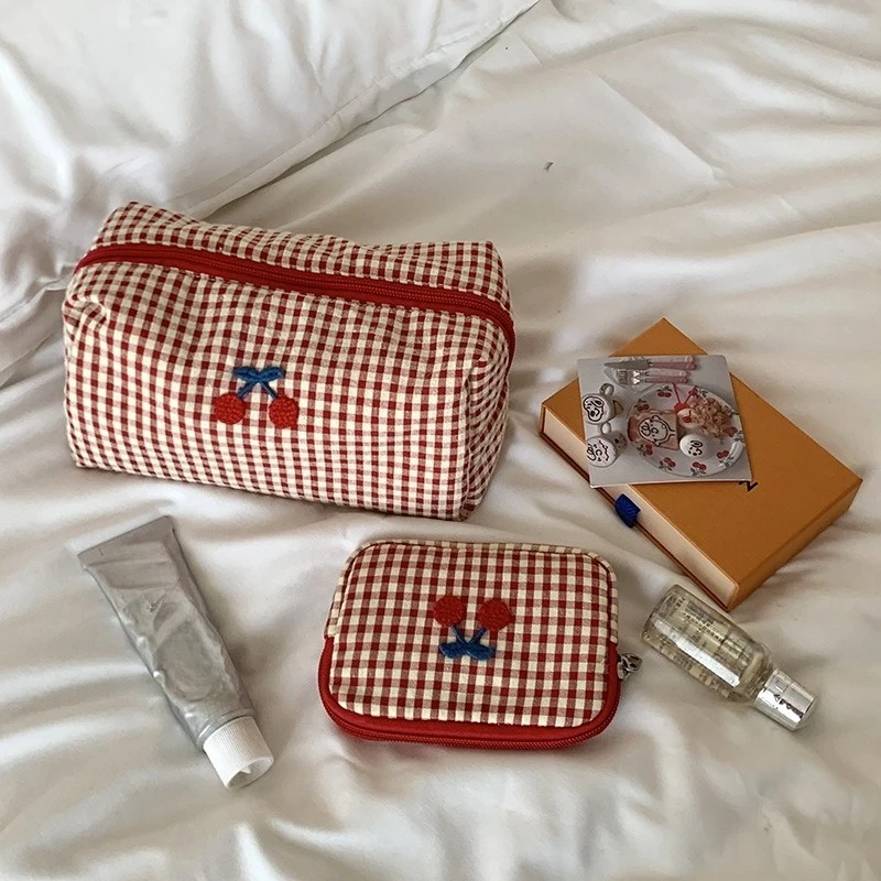 Rote Kirsche karierte Make-up-Tasche, großes Fassungsvermögen, Reise-Kosmetik-Organizer für Frauen und Mädchen, tragbare Tasche, Karte, Münzgeldbörse