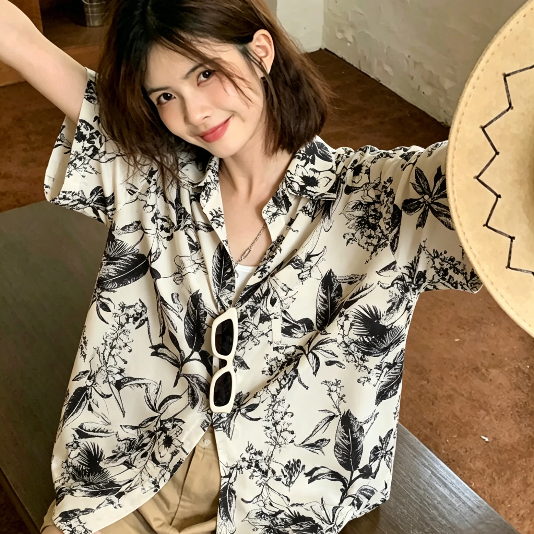 

Summer 2026 Floral Print Short Sleeve Loose Women's Shirt Hawaiian Style Vintage Hong Kong Feel Beachy Top for Youth Couples
