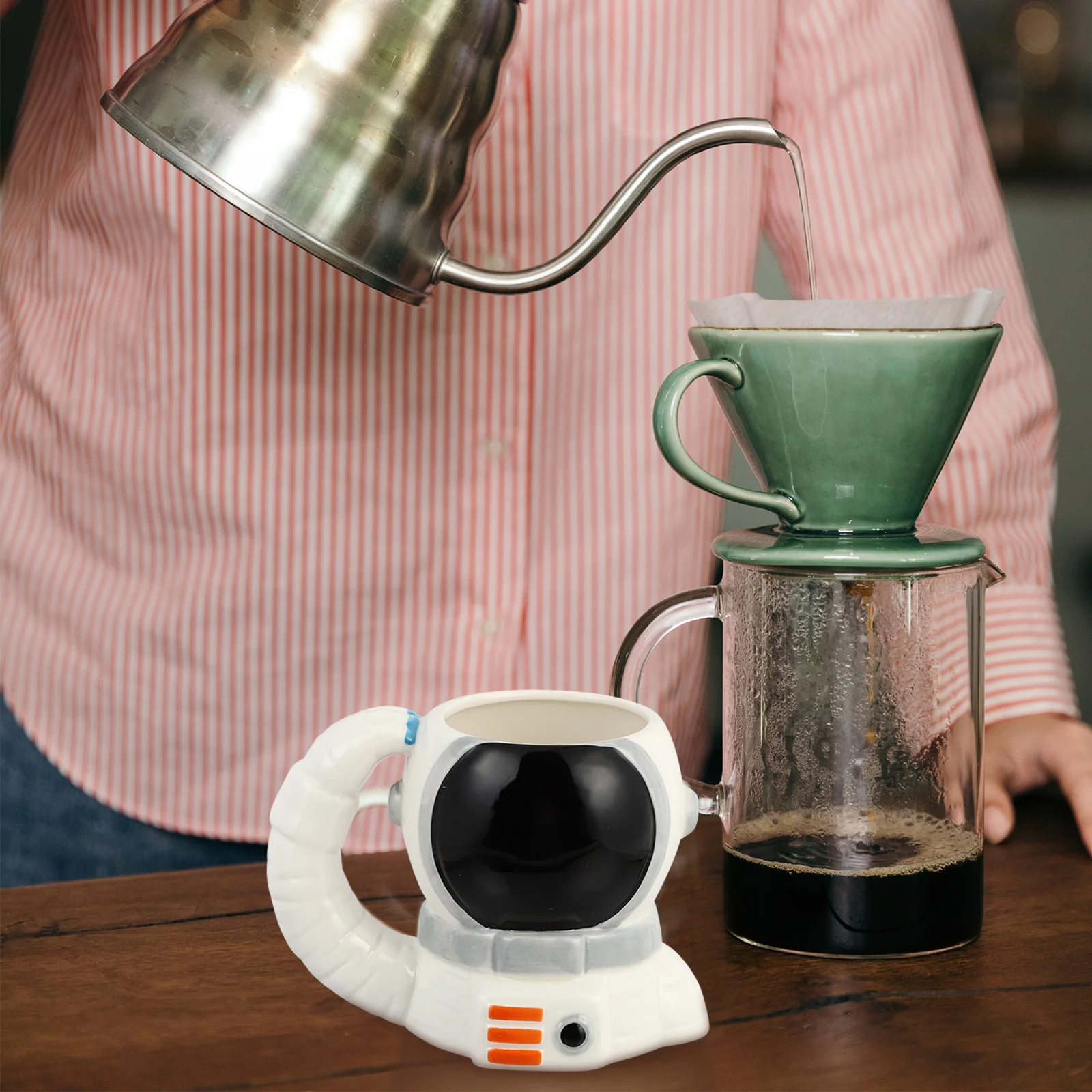 

1Pcs Unique Astronaut Design Coffee Mug High Quality Ceramic Cup for Hot Chocolate Tea Dessert Portable Handle Cup Modern Home