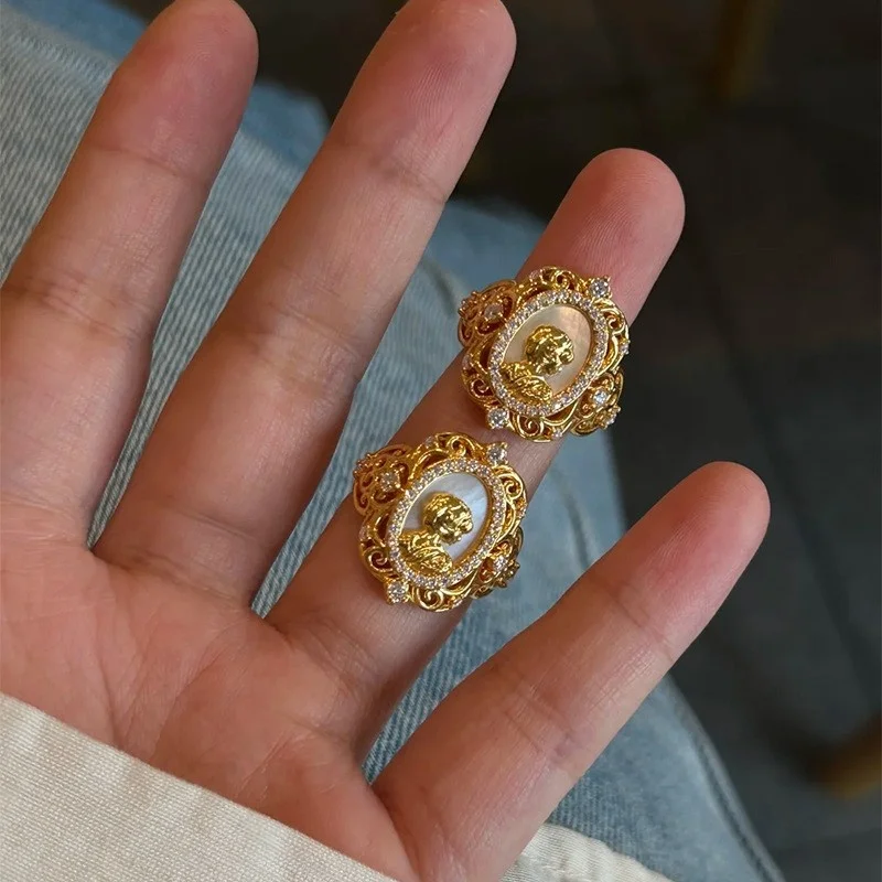 Vintage Cameo Queen Portrait Shell Halo CZ Ring 18K Gold Plated Metal Filigree Adjustable Band Baroque Court Style Lady Jewelry