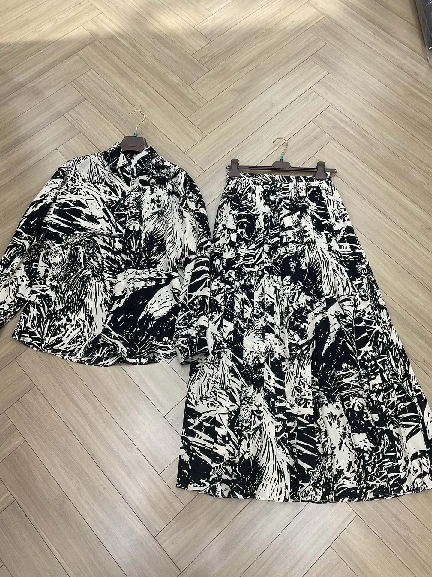 2025 Early Spring New High Quality Fashion Commuter Silk Forest Printed Skirt Women