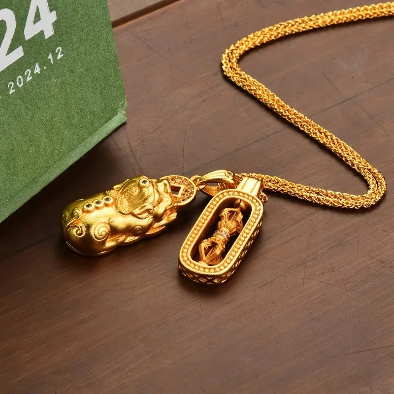 

High-preservation color antique gold diamond set leather embroidered diamond pendant necklace, retro necklace