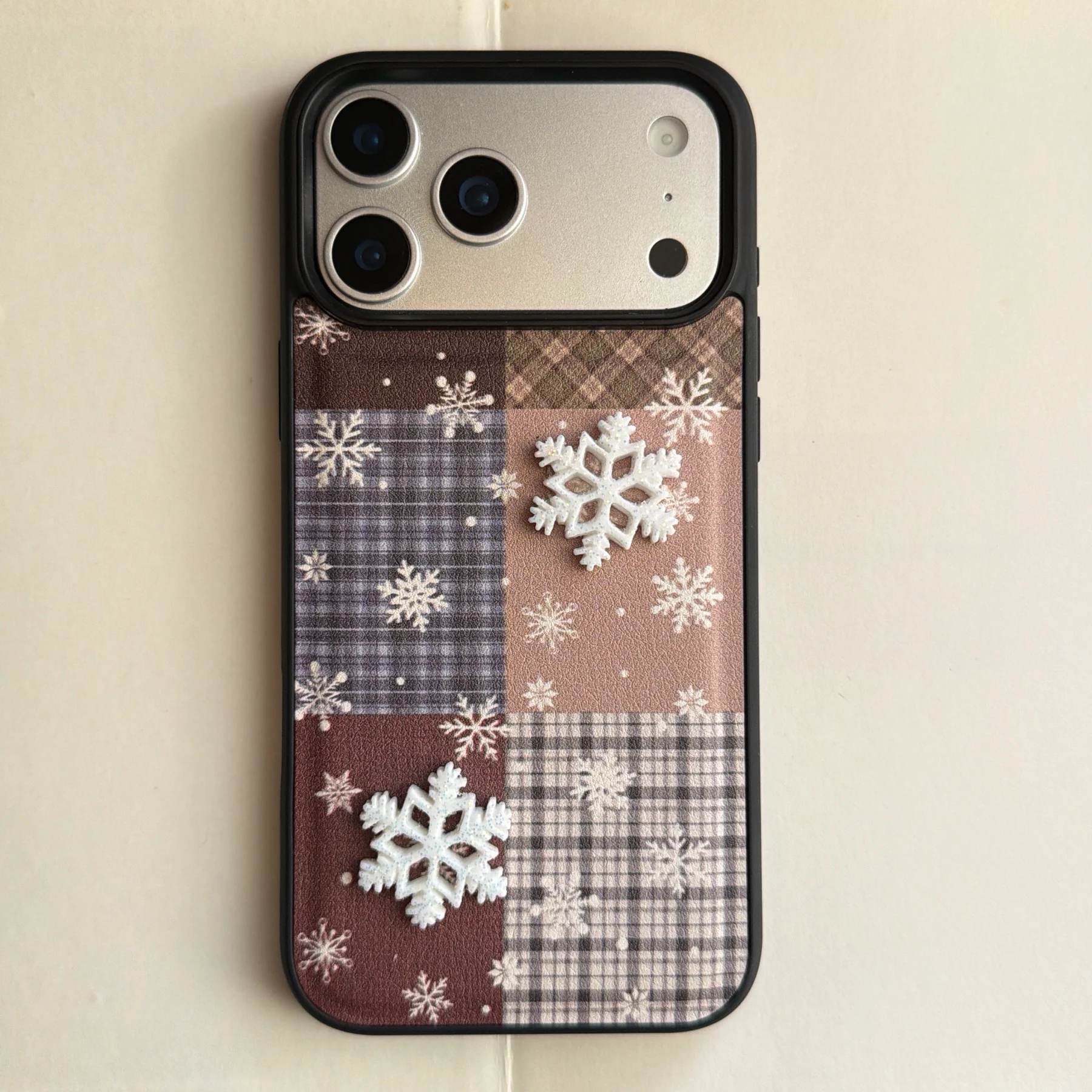 Festivo invierno Patchwork Plaid 3D copo de nieve decoración cálida funda de teléfono terrosa para iPhone 17 16 15 14 11 12 13 Pro Max Plus contraportada