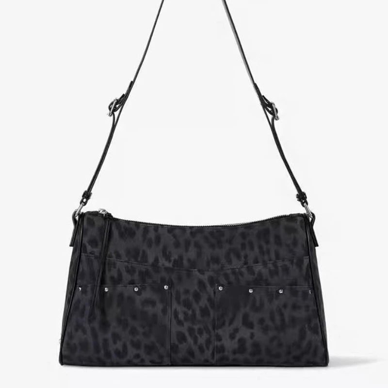

Fennec Korea 2025 Spring/Summer Large-Capacity Leopard Print Commuter Crossbody Bag with Heart Charm and Studs