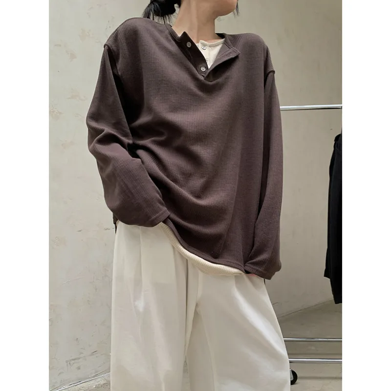 [فيبي] تي شيرت نسائي رمادي بأزرار مقسمة بألوان كبيرة الحجم تي شيرت جديد برقبة دائرية وأكمام طويلة موضة المد ربيع الخريف 2025