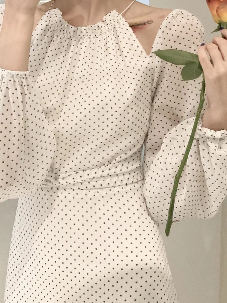 abito-midi-vintage-a-pois-stile-hepburn-con-maniche-a-bolla-e-vita-alta-collezione-primavera-2026