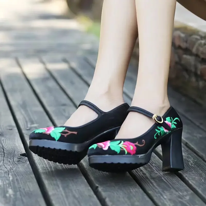 

Cloud embroidery spring and summer show old Beijing cloth shoes ethnic style medium high heels embroidered cloth shoes Miao danc