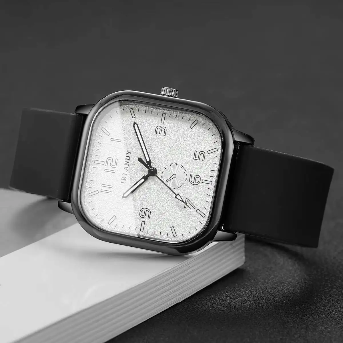 Orologio al quarzo da donna quadrato alla moda, cinturino in silicone casual, orologio da polso sportivo per uomini, donne, studenti (senza scatola)