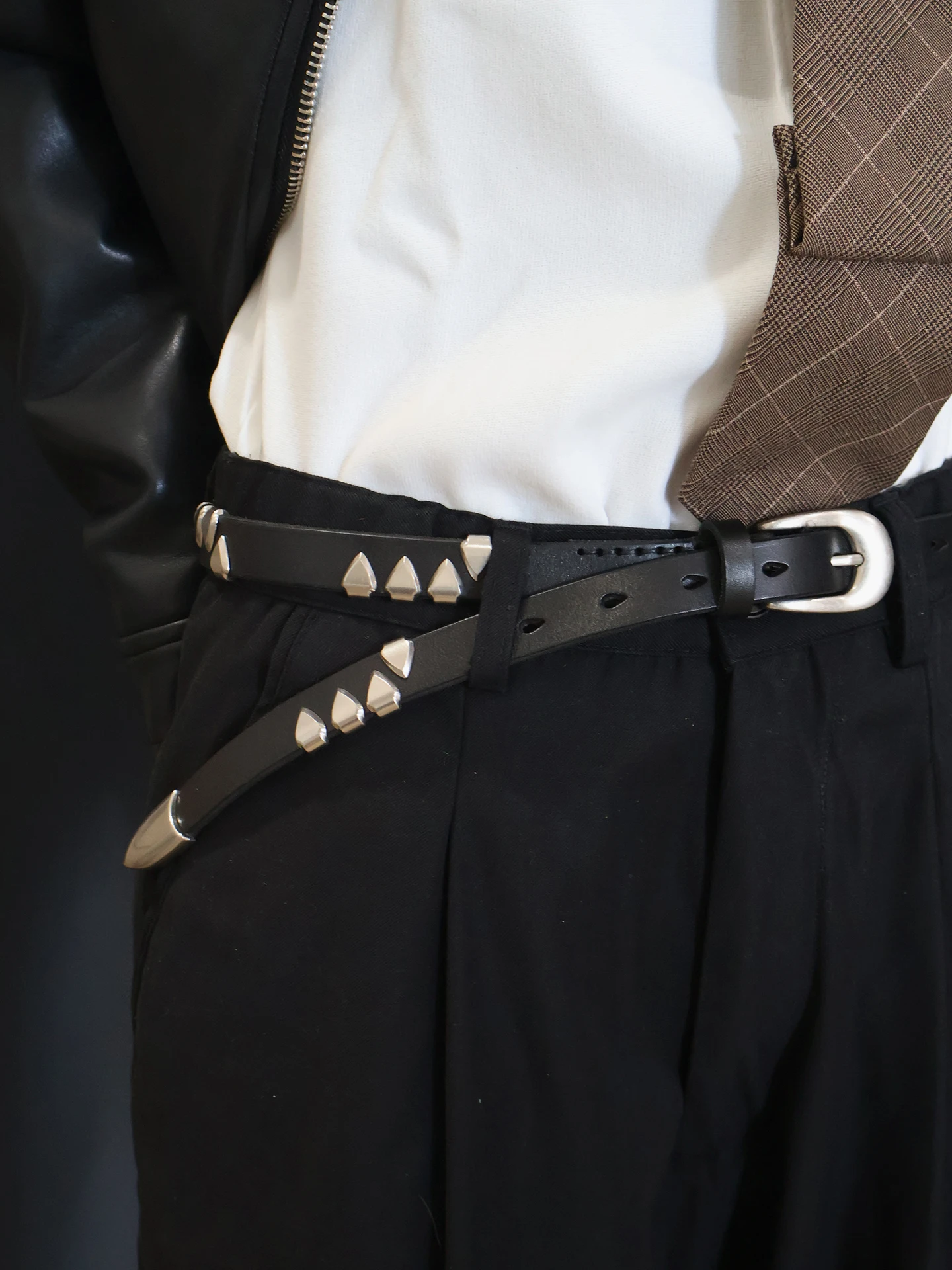 レトロな手作りエンボス加工メタルクラスプリベットベルトニュートラルスタイルクリーンフィットレザーベルト男性と女性のためのパンクスタイルベルト