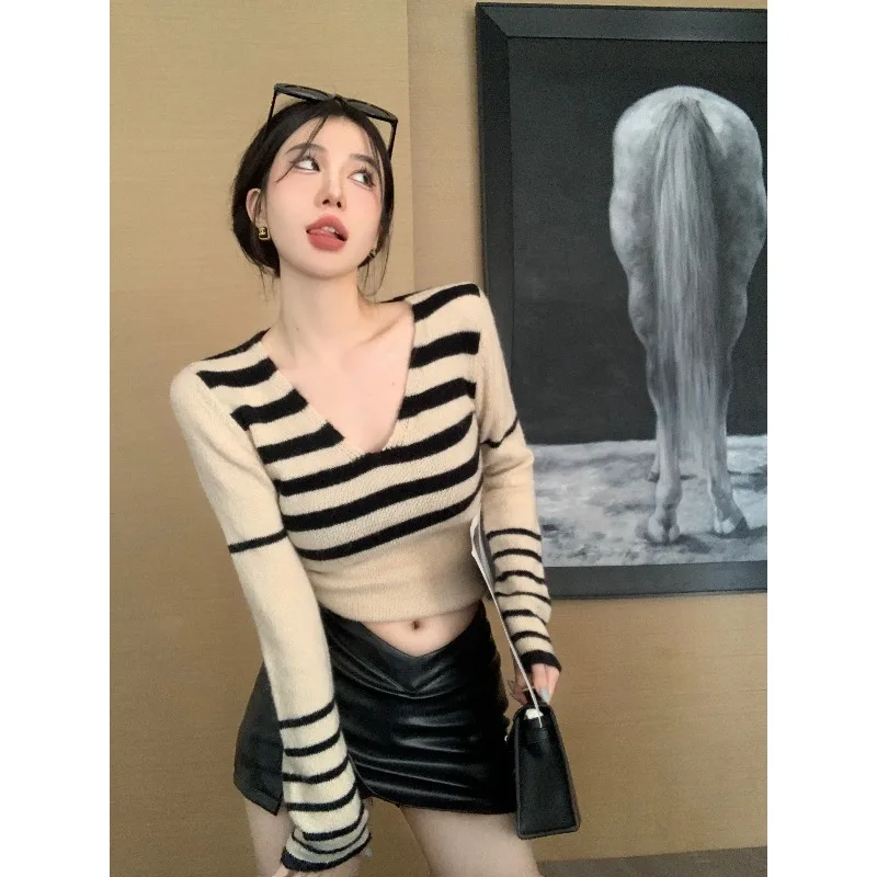 

Женский трикотажный топ Pure Desire Sweet Spicy с V-образным вырезом и полосками, базовая модель для весны и осени, модный дизайн