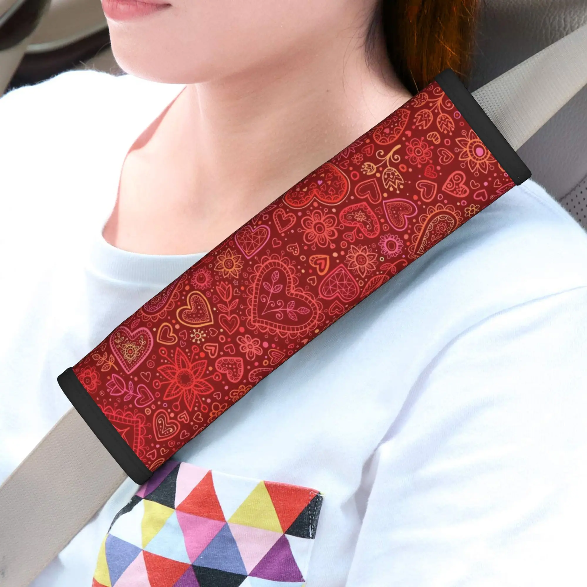 1 funda ajustable para cinturón de seguridad de coche con estampado de corazones y protector de correa para el hombro, apta para coches, camiones, SUV y mochilas, color granate