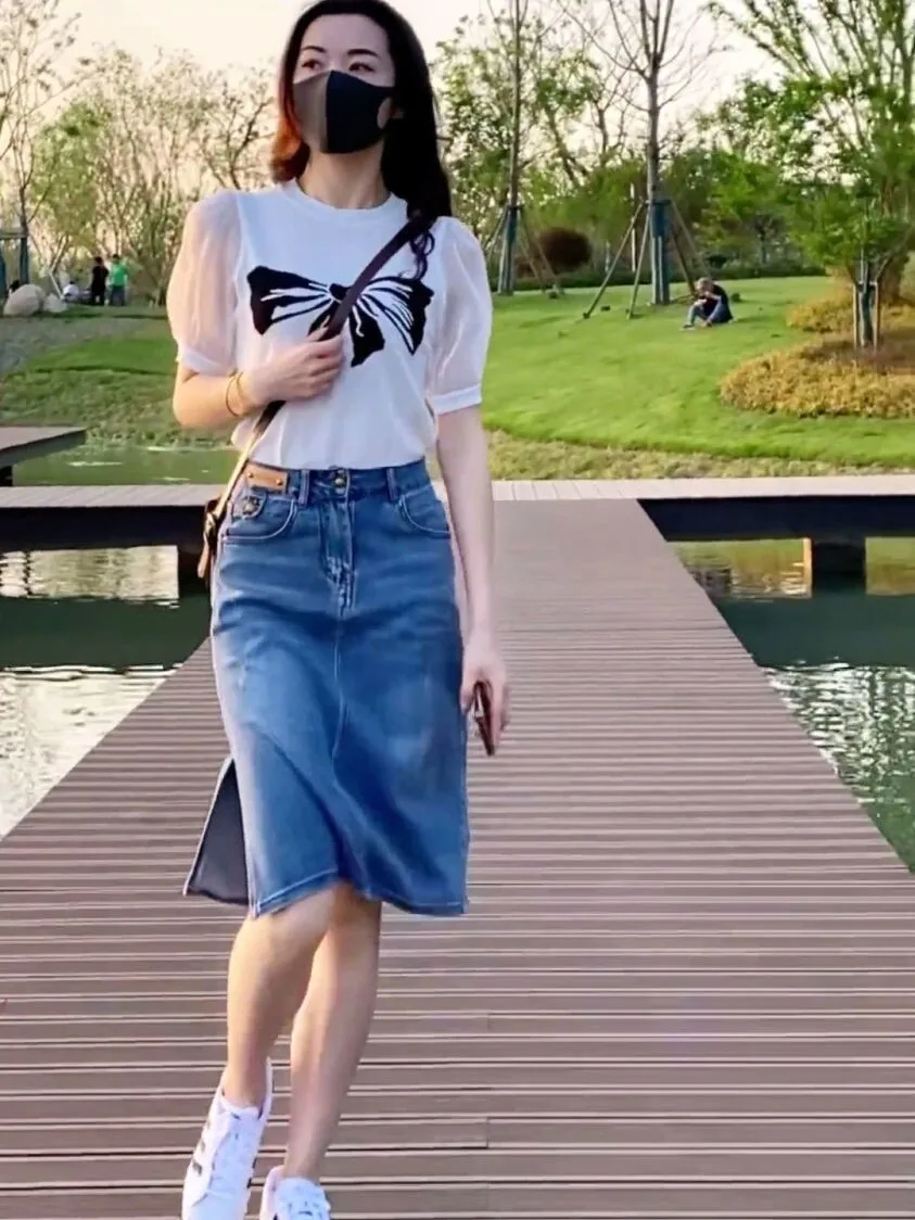 

Fashion Women's Set for Spring and Summer New Short Sleeved Ice Silk T-shirt Denim Skirt Two Piece Women's Set