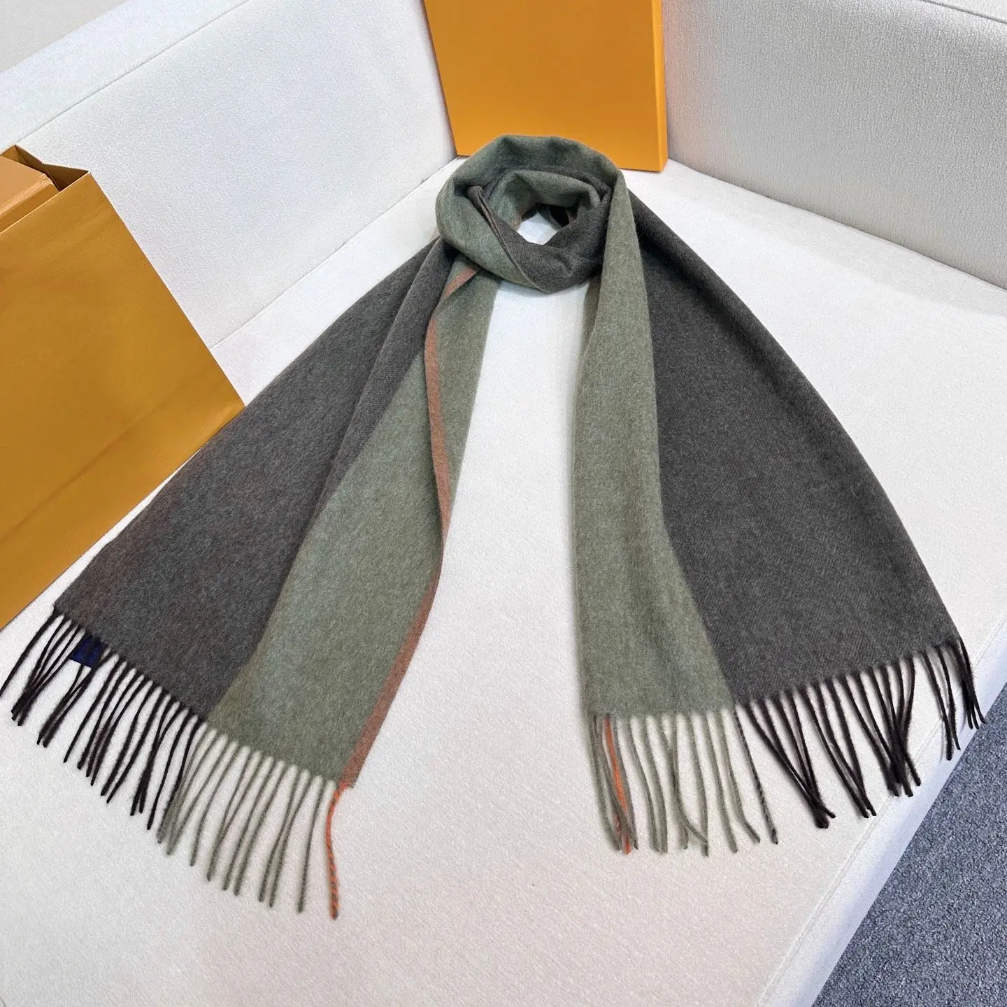 

New Fashion Design Pure Wool Plaid Women Men Scarf British Classic Warm Couple Scarves High Quality Multicolored Tassel Muffler