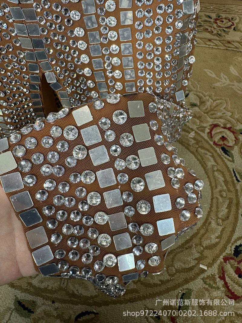 تنورة الورك الفاخرة ذات الخصر اللامع لعام 2025 لحفلات أعياد الميلاد ومهرجان الموسيقى والغناء ملابس نموذجية ملابس الأداء على المنصة