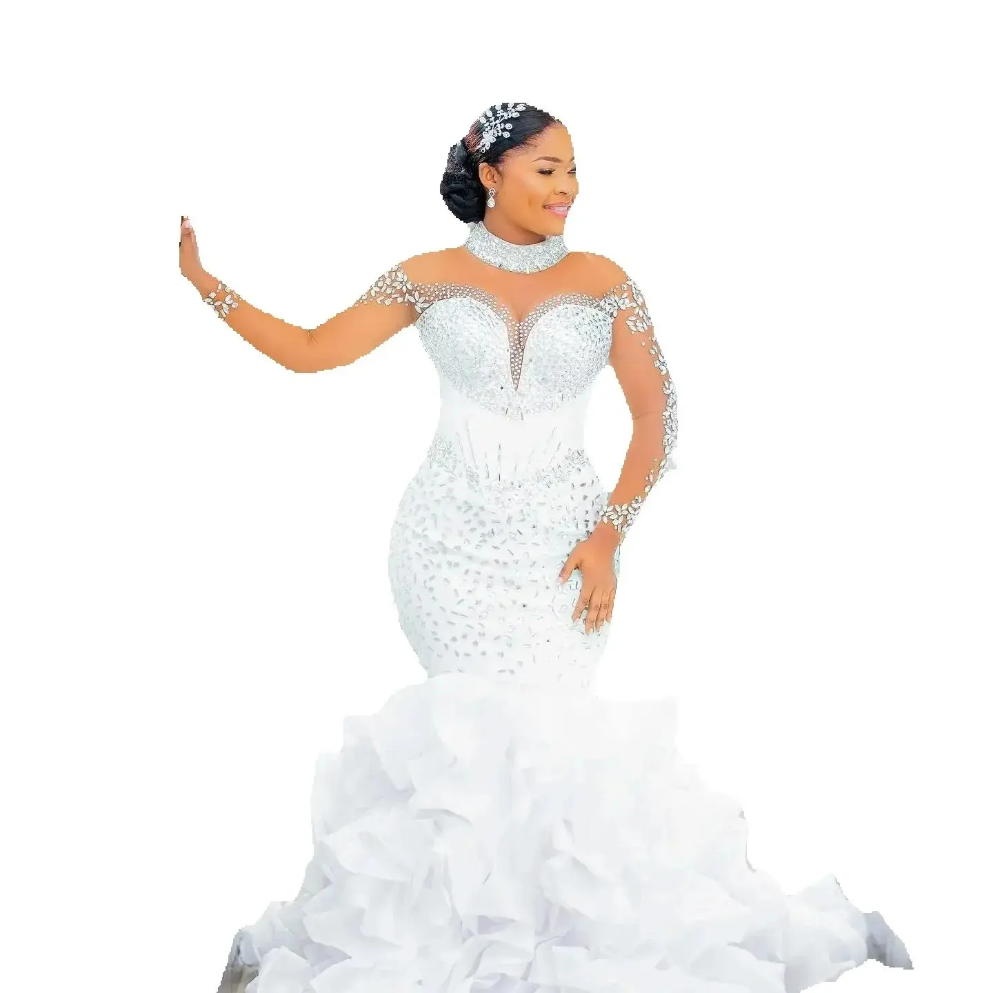 Suknia ślubna syrena z wysokim dekoltem, zdobiona błyszczącymi kryształkami i cyrkoniami, z długimi rękawami i kaskadowymi falbanami, szyta na miarę.