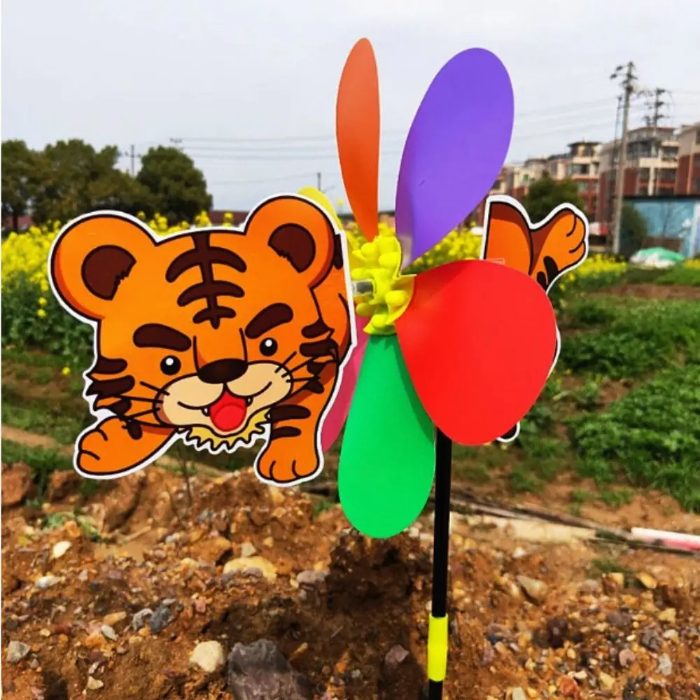 Nuevo molino de viento de dibujos animados colorido, Spinner de viento tridimensional de plástico, abeja Animal, molino de viento de seis colores, decoración del jardín del hogar