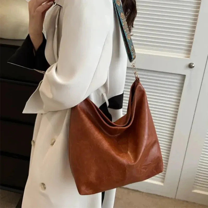 New high-end texture retro handbag bucket bag for men and women, large capacity crossbody bag image 4