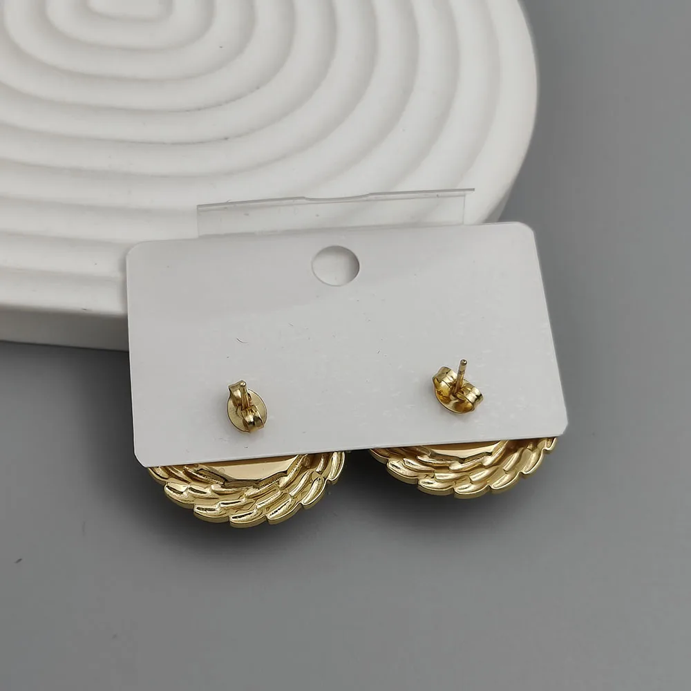 أقراط نسائية ساحرة من المعدن الثقيل بخمس أوراق من اللؤلؤ عيار 18 قيراط، مصنوعة من الفولاذ المقاوم للصدأ مقاومة للماء وغير باهتة، هدية لحفلات الزفاف #4